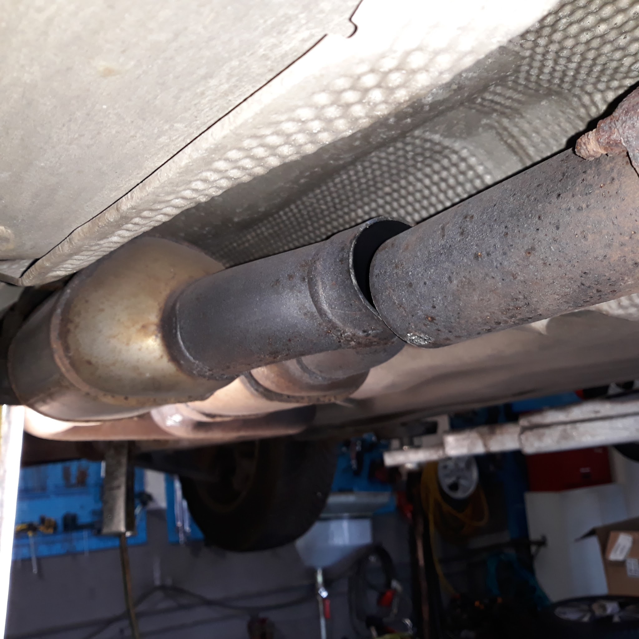 Reparatur an der Abgasanlage auf der Hebebühne bei Ritthoff Kfz-Technikerbetrieb